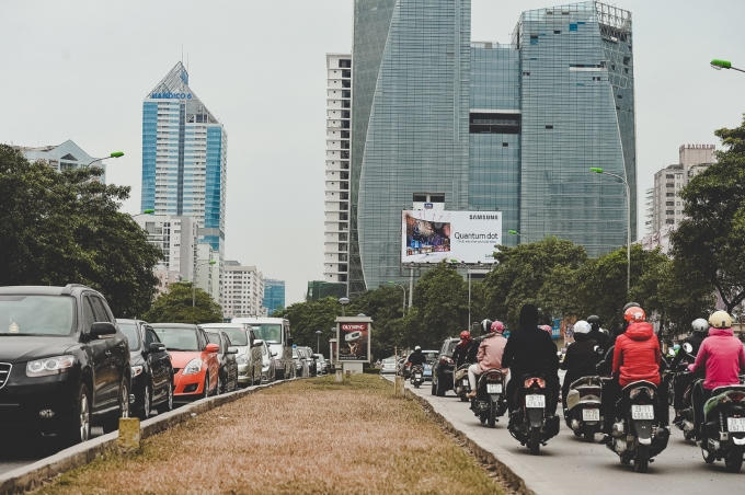 Tắc nghẽn giao thông trên trục giao thông Lê Văn Lương là đặc sản của khu vực này.