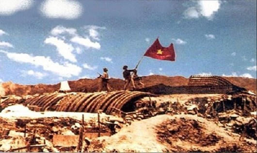 Lá cờ Tổ quốc tung bay trên nóc hầm tướng Đờ-cát vào buổi chiều 7/5/1954 đánh dấu chiến dịch Điện Biên Phủ thắng lợi.