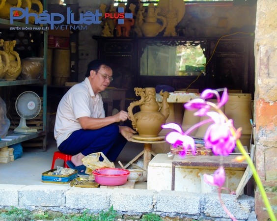 Từ nguyên liệu đất sét, qua bàn tay tài hoa của người nghệ nhân đã tạo nên những sản phẩm tinh tế được xuất khẩu đi khắp các quốc gia trên thế giới như Nhật Bản, Hồng Kông, Mỹ...
