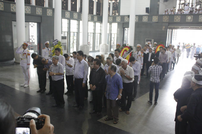 Mọi người trang nghiêm kính viếng.