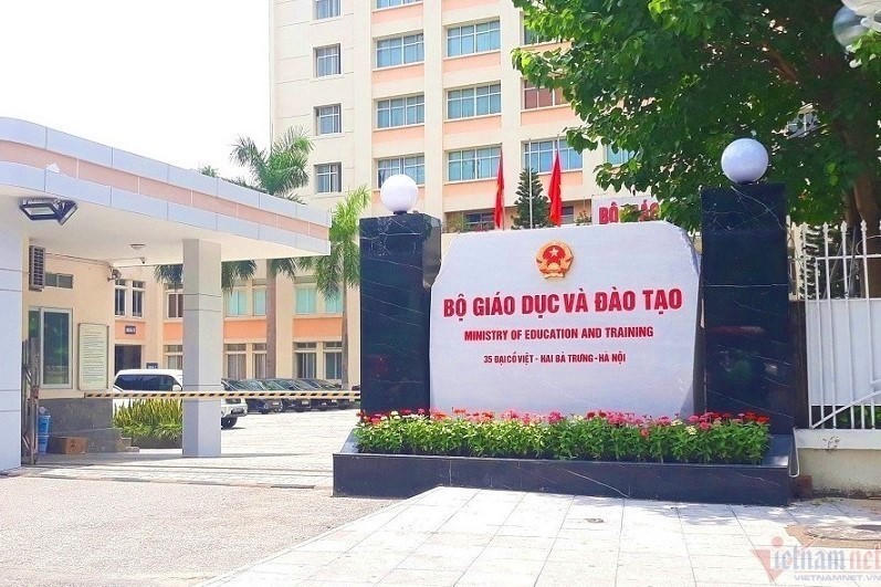 Cơ sở giáo dục đại học công khai thông tin của người được phong tặng trên trang thông tin điện tử của cơ sở giáo dục đại học và gửi quyết định phong tặng về Bộ Giáo dục và Đào tạo.