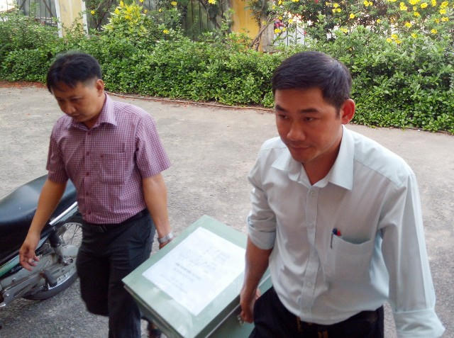 Cán bộ vận chuyển đề thi vào nơi lưu giữ an toàn ở tỉnh Sóc Trăng. (Ảnh: Xuân Lương)