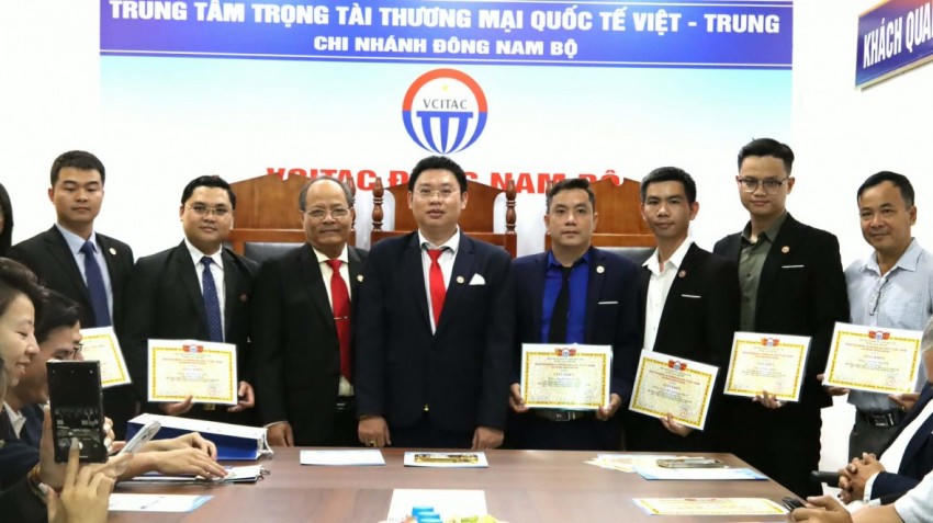 Ban lãnh đạo VCITAC Đông Nam Bộ khen thưởng các luật sư, luật gia, tiến sĩ, thạc sĩ luật và chuyên gia pháp lý.
