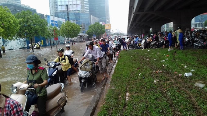 Cơn mưa lớn đã diễn ra trên diện rộng ở nhiều quận tại Hà Nội gây ngập lụt.