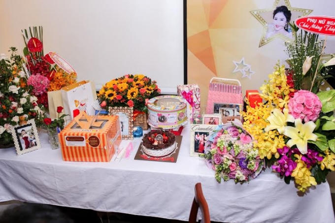 Không gian tiệc sinh nhật của người đẹp Thùy Trang khiến khách mời không khỏi bất ngờ bởi sự sang trọng và ấm cúng.