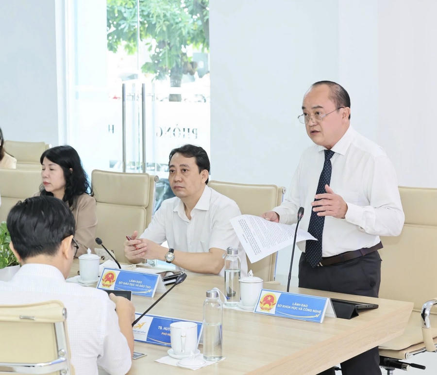 Phó Giám đốc Sở Khoa học và Công nghệ Võ Hoàng Khai phát biểu tại buổi làm việc.