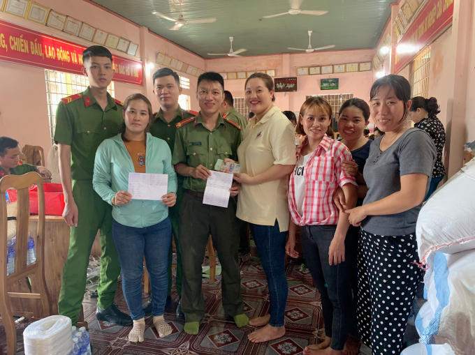 Biết mọi người đang làm việc tử tế giúp người miền Trung chống lũ, một số nhà hảo tâm đã đến tận nơi, góp tiền để làm bánh