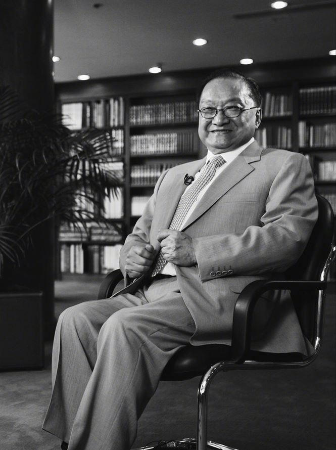 Nhà văn, nhà báo, chính trị gia Kim Dung