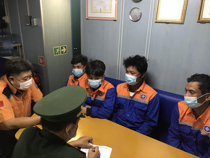 Lực lượng BĐBP Bà Rịa-Vũng Tàu đã tiến hành các thủ tục tiếp nhận 04 thuyền viên trên tàu cá BV 78488 TS bị nạn trên biển được tàu SAR 413 đưa về bờ an toàn.