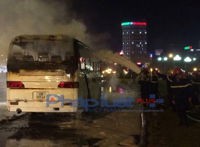 Xe khách 45 chỗ bị hư hại nặng vì đám cháy quá lớn.