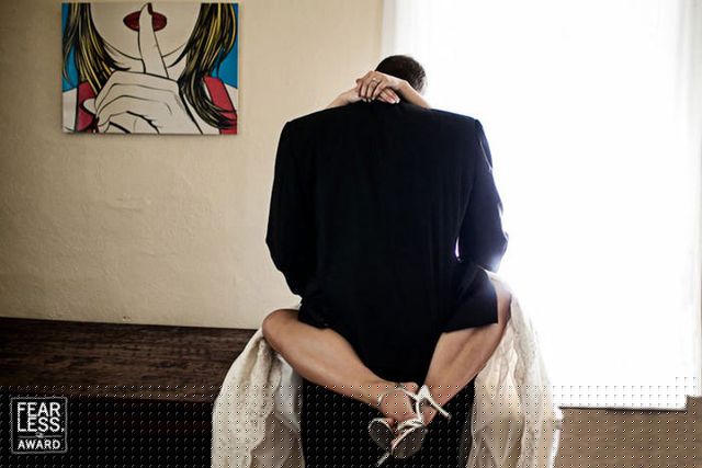 Những khoảnh khắc thân mật giữa cô dâu và chú rể cũng được ghi lại trong các bức ảnh dự thi. Nhiếp ảnh gia Jacqueline Willard đã chụp được bức ảnh một cặp đôi đang trao nhau một nụ hôn vào năm 2012.