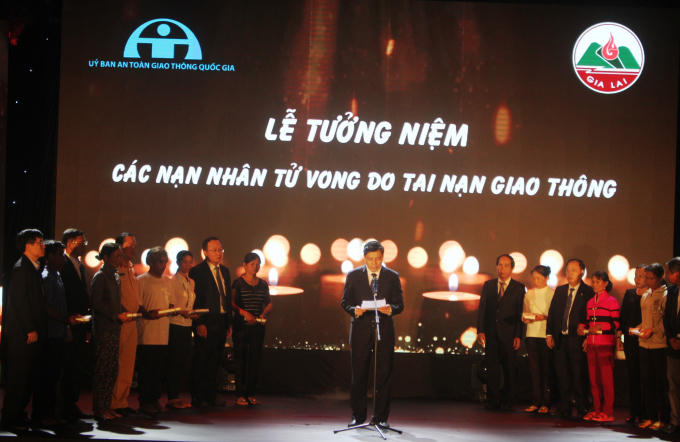 UB ATGT Quốc gia và lãnh đạo tỉnh Gia Lai cùng với những gia đình ở Gia Lai có người thân mất vì TNGT đang lên để thắp nến tưởng nhớ.