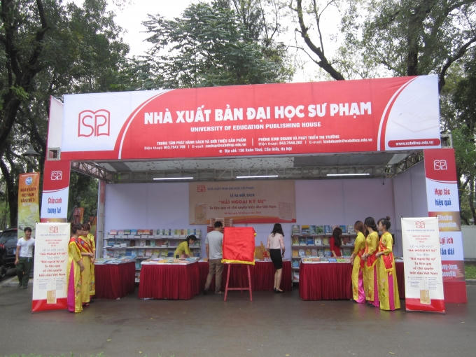 NXB Đại học Sư phạm có đoàn lễ tân long trọng cho lễ ra mắt “Hải ngoại kỷ sự”.