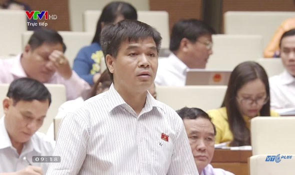 ĐBQH trong phiên thảo luận về Báo cáo giám sát việc thực hiện chính sách, pháp luật về an toàn thực phẩm giai đoạn 2011 - 2016.