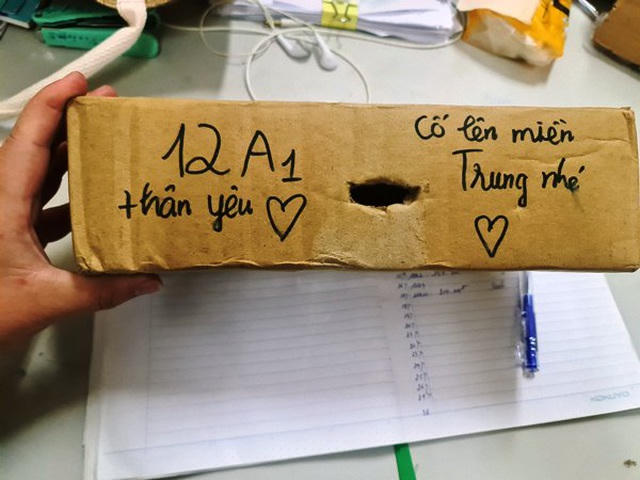 Những món quà tuy nhỏ nhưng tràn đầy tình thương yêu của các em học sinh từ miền núi đến miền xuôi...