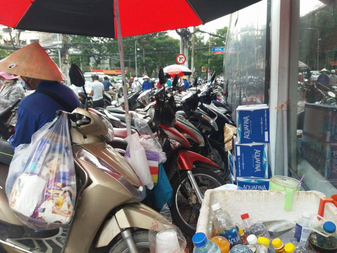 Rất nhiều lượt xe được gửi tại "bãi xe vỉa hè", đơn vị thu lợi mỗi lượt xe 5.000đ.