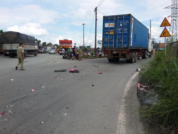 Chiếc container ôm cua cán nam thanh niên tử vong.
