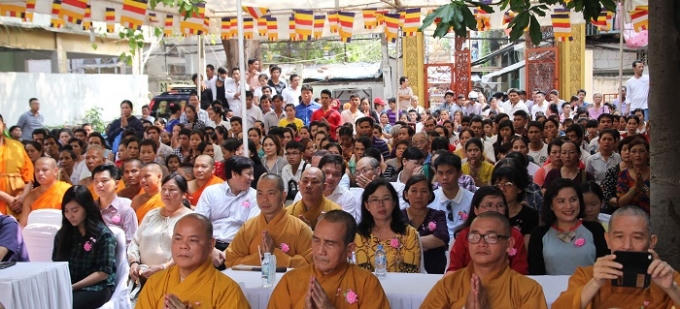 Chư tôn đức và quan khách tham dự lễ họp mặt, dâng hương.