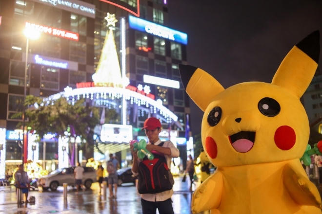 Các tòa nhà, quán ăn, khách sạn ở ... hai bên đường của phố đi bộ Nguyễn Huệ đều đã trang hoàng và trở nên lung linh khi trời tối.