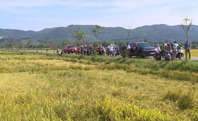 Hàng chục người dân thôn Hưng Thắng tập trung phản đối việc không thuê được máy gặt.