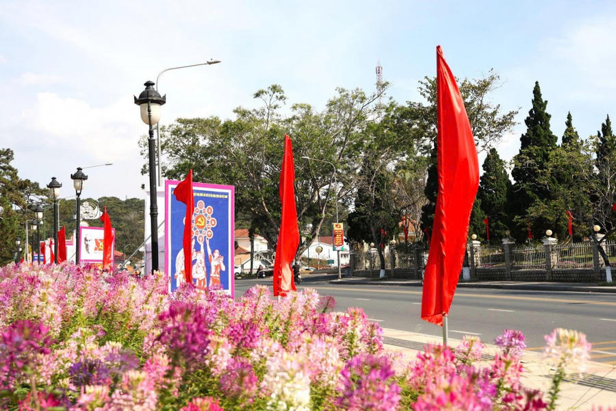 Không gian đô thị Đà Lạt khoác lên diện mạo mới, trang trọng, rực rỡ sắc màu chào mừng đại hội. Ảnh: Phúc Khánh