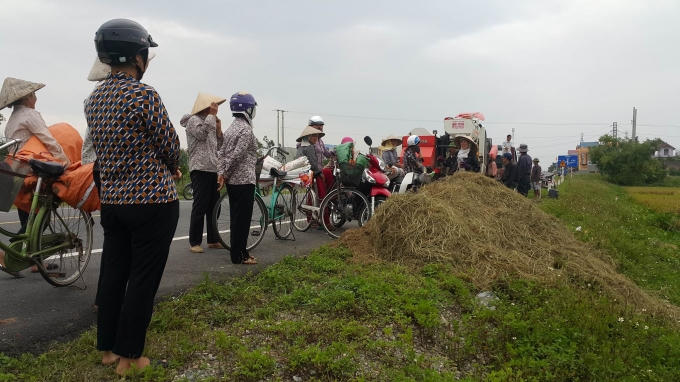 Người dân suốt ruột xếp hàng chờ máy gặt.