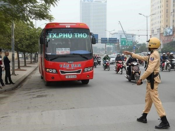 Cảnh sát giao thông xử lý trường hợp xe khách vi phạm trên đường Phạm Hùng. (Ảnh: Doãn Tấn/TTXVN).