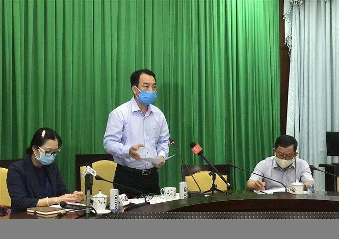 Chủ tịch Ủy ban nhân dân tỉnh Vĩnh Long Lữ Quang Ngời phát biểu tại cuộc họp.