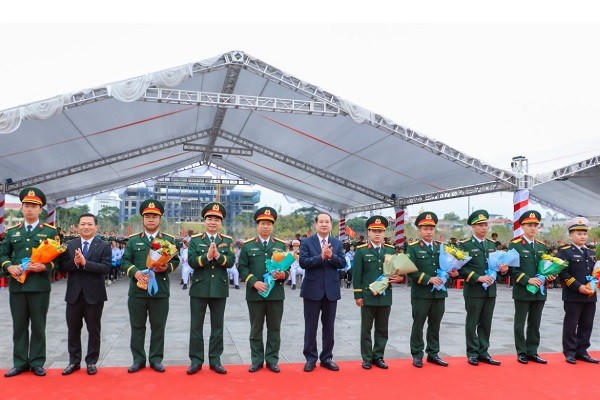 Ông Mai Văn Tuất, Phó Bí thư Tỉnh ủy, Chủ tịch Ủy ban MTTQ Việt Nam tỉnh và các đại biểu tặng hoa cho đại diện các đơn vị nhận quân.