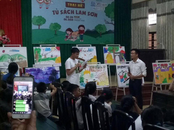 Từng nhóm sẽ cùng đọc một trang sách bất kỳ về chủ đề thiên nhiên, sau đó vẽ một bức tranh được gợi lên từ trang sách đó.