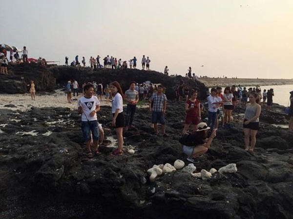 Theo ông, những góc mà du khách thường hay chọn để selfie thường khá sạch đẹp nhưng chỉ ngay kế đó hoặc xa hơn là khu bờ kè, khung cảnh lại hoàn toàn khác biệt.
