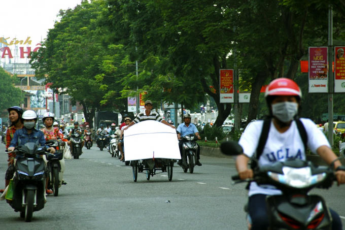 Tay lái bị che mất, đành bám vào vật phía trước để điều khiển xe, liệu có an toàn.