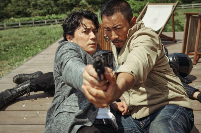 “Hoàng hậu Ki” Ha Ji Won bị soán ngôi vị nhan sắc ngay tại họp báo ra mắt “Manhunt”
