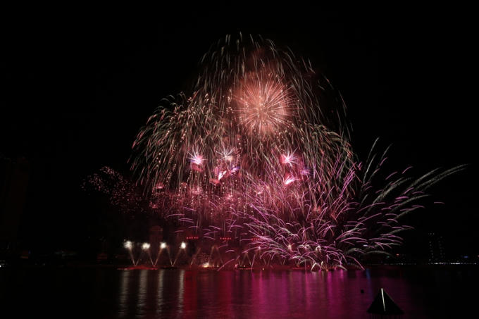 Màn bắn pháo hoa nhiều tầng đẹp mắt của đội Australia.