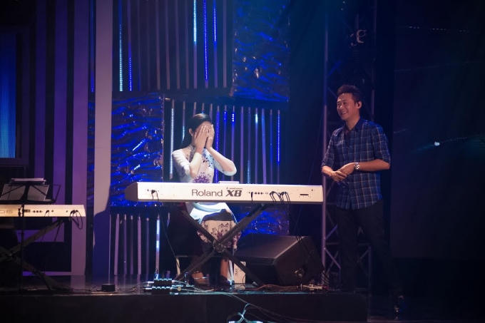 Hoa hậu Ngọc Hân "xấu hổ" trước MC Anh Tuấn vì chơi đàn chưa thực sự trôi chảy.