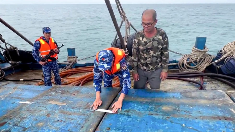 Lực lượng chức năng Bộ Tư lệnh Vùng Cảnh sát biển 4 niêm phong hàng hóa vi phạm trên tàu cá TG 92232 TS