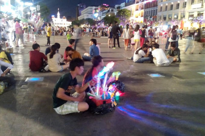 Người bán hàng rong trên phố đi bộ Nguyễn Huệ (quận 1, TPHCM). Ảnh: M.Q