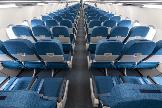 Được mệnh danh là loại máy bay lớn nhất trong gia đình máy bay A320, máy bay A321neo mang đến những tiêu chuẩn mới cho khoang hành khách với lối đi và ghế ngồi rộng hơn. Đội bay A321neo của Vietnam Airlines còn được lựa chọn cấu hình xếp ghế ít hơn với hai hạng ghế riêng biệt: 8 ghế hạng Thương gia và 195 ghế hạng phổ thông (tổng 203 ghế) giúp độ ngả ghế rộng hơn