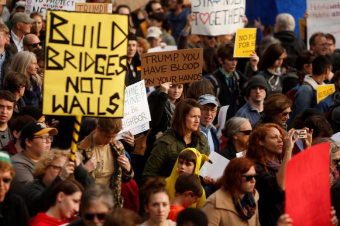 Một tấm biển lớn nổi bật trong đoàn biểu tình ghi thông điệp yêu cầu Tổng thống Trump "chấm dứt gây nguy hiểm cho tất cả các cộng đồng thiểu số.