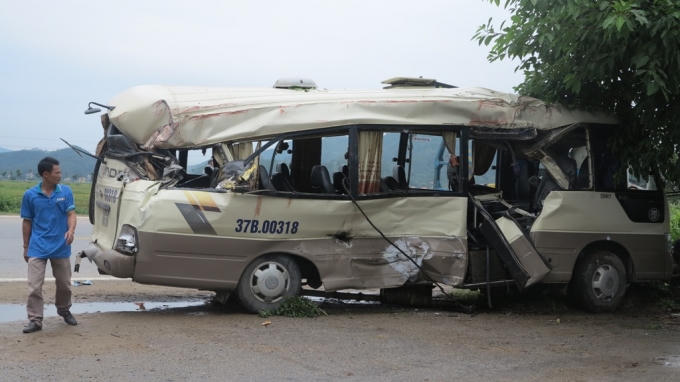 Chiếc xe kh&aacute;ch bị biến dạng sau c&uacute; va chạm kinh ho&agrave;ng.