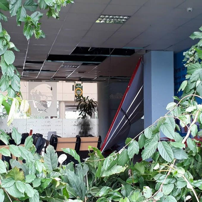 Trần nhà bị sập.