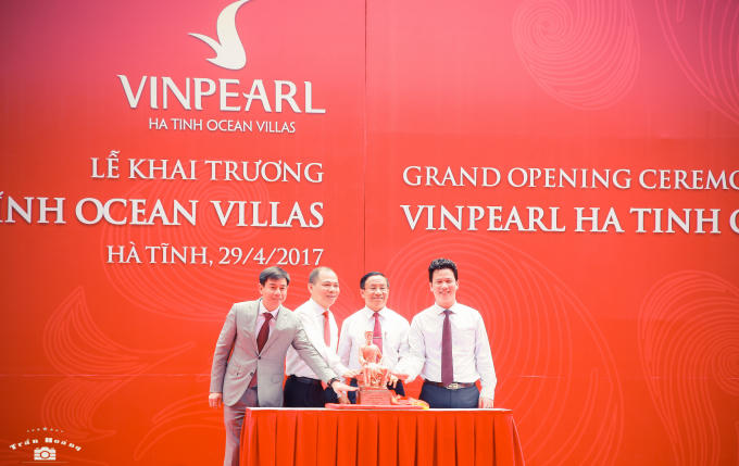 Lãnh đạo tỉnh Hà Tĩnh cùng lãnh đạo tập đoàn Vingroup trong buổi lễ sáng ngày 29/4.