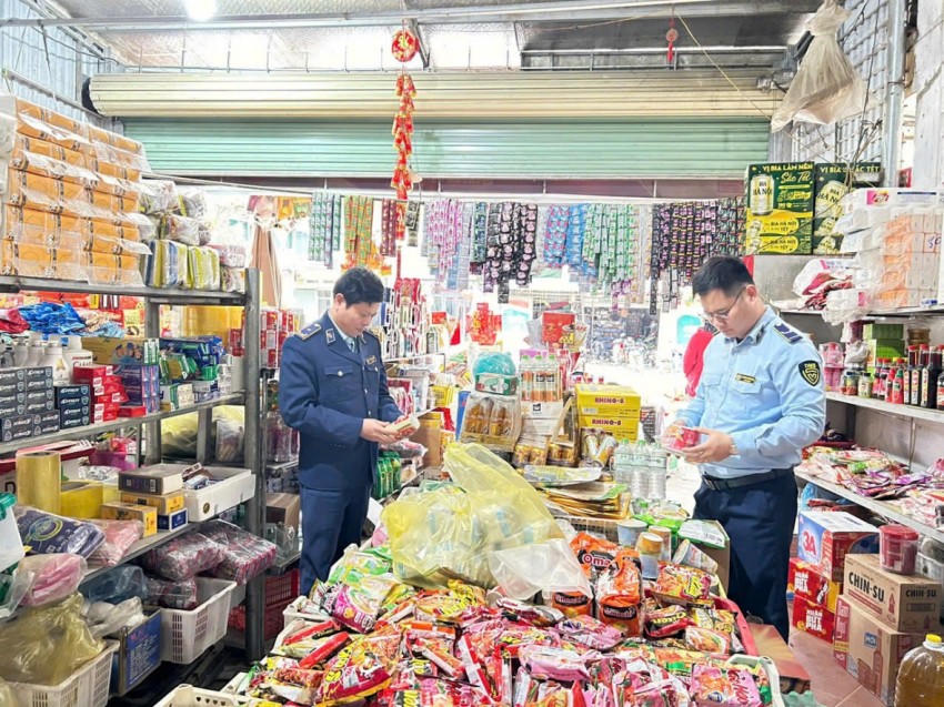 Lực lượng chức năng kiểm tra các mặt hàng trong đợt cao điểm Tết Nguyên đán.