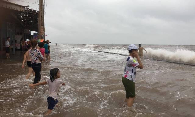 Con đường ven biển đã ngập nước.