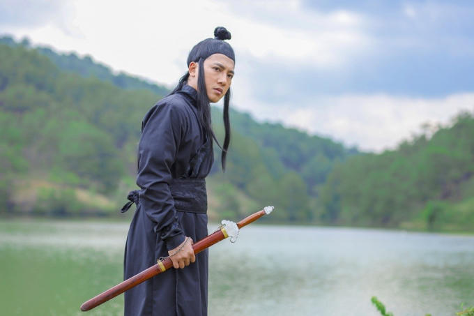 Châu Khải Phong tạo hình nhân vật trong phim ngắn.