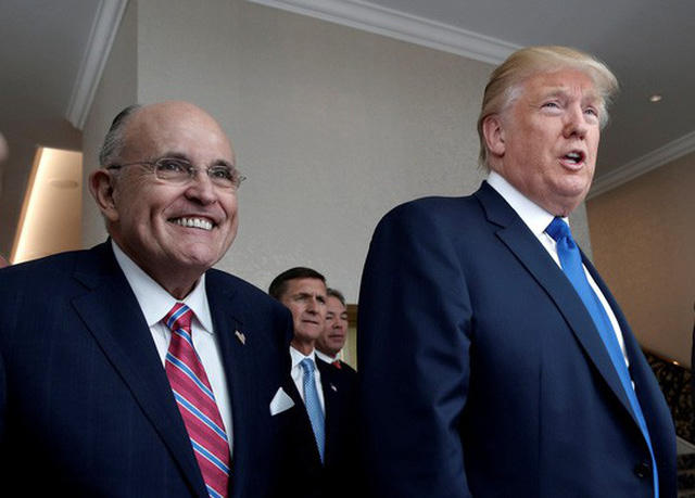 Tổng thống Mỹ Donald Trump (phải) và ông Rudy Giuliani. Ảnh: Reuters