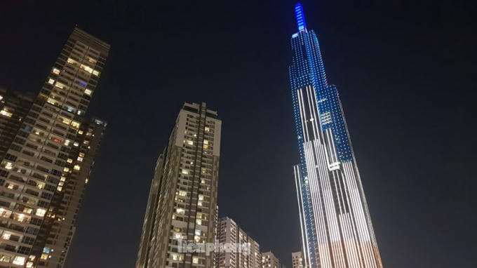 Đỉnh tháp tòa nhà Landmark rực rỡ về đêm.
