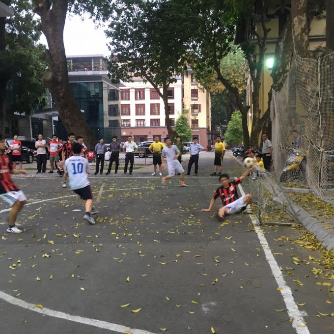 Pha ghi bàn mở tỉ số 1-0 của Minh Hữu(10) cho đội Báo Pháp luật Việt Nam.