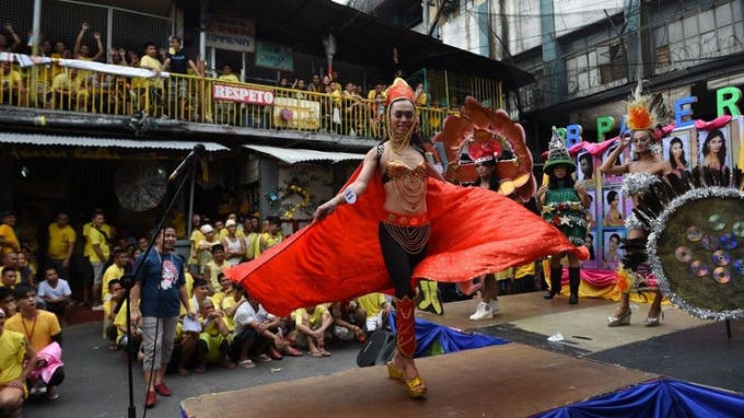 Các thí sinh tham gia cuộc thi được cổ vũ bởi hàng ngàn tù nhân. (Ảnh: AFP).
