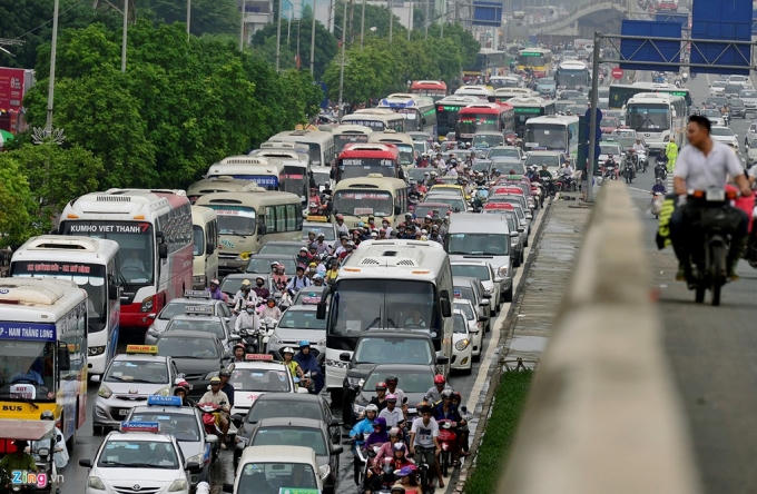 Ôtô mất làn, xe máy mất lối là điển hình của sự thiếu văn minh giao thông Việt Nam mà ít nơi nào trên thế giới mắc phải. Tại các quốc gia phát triển, tình trạng ùn tắc giao thông đều có ở các thành phố lớn nhưng không bị rối loạn và để lại những hình ảnh xấu xí trong mắt khách du lịch quốc tế như ở Hà Nội. Ảnh: Lê Hiếu.